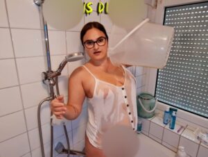 HollyBanks Porno Video: Die NS Dusche – Golden shower
