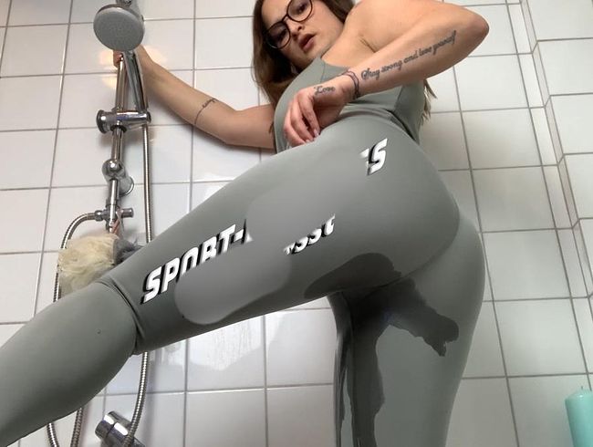 HollyBanks Porno Video: Neue Sport-Leggings vollgepi**t